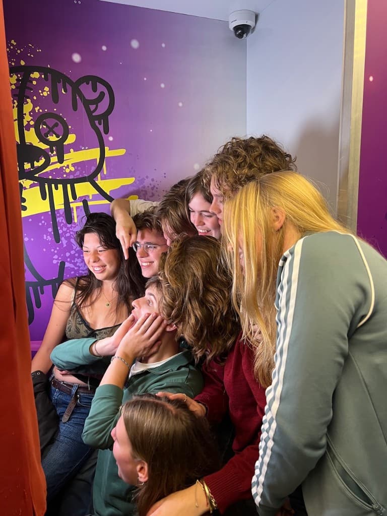 Grote groep vrienden poseert samen in de PHOTOBOOTH XXL