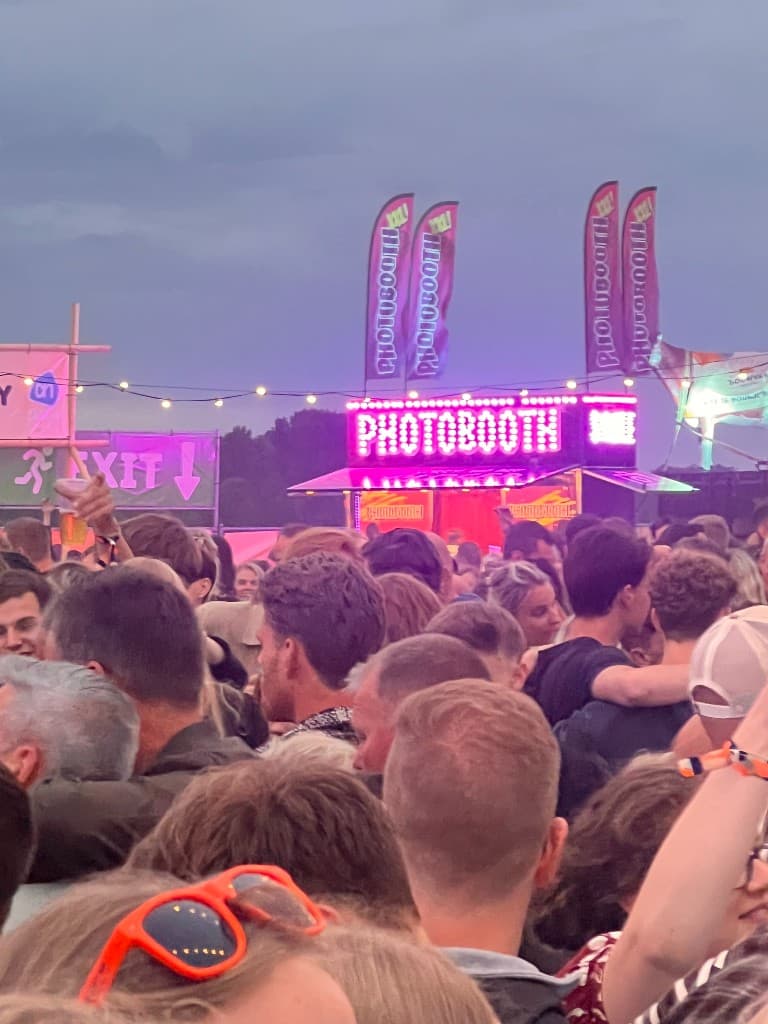 Drukbezochte PHOTOBOOTH XXL met neon verlichting op een festival