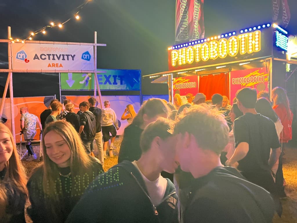 Sfeervolle avond bij de PHOTOBOOTH XXL op een festivalterrein