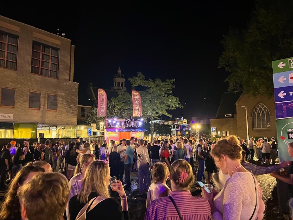 PHOTOBOOTH XXL op een druk bezochte avondmarkt met publiek