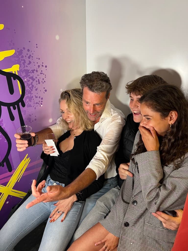 Groep lacht en poseert samen in de photobooth