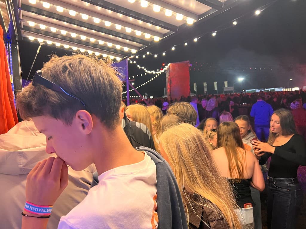 Festivalpubliek geniet van de sfeer rond de photobooth