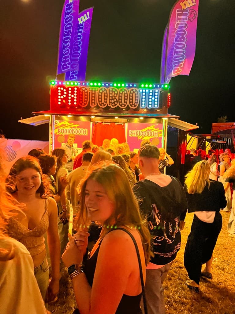 Kleurrijke PHOTOBOOTH XXL met XXL-vlaggen en feestelijk publiek