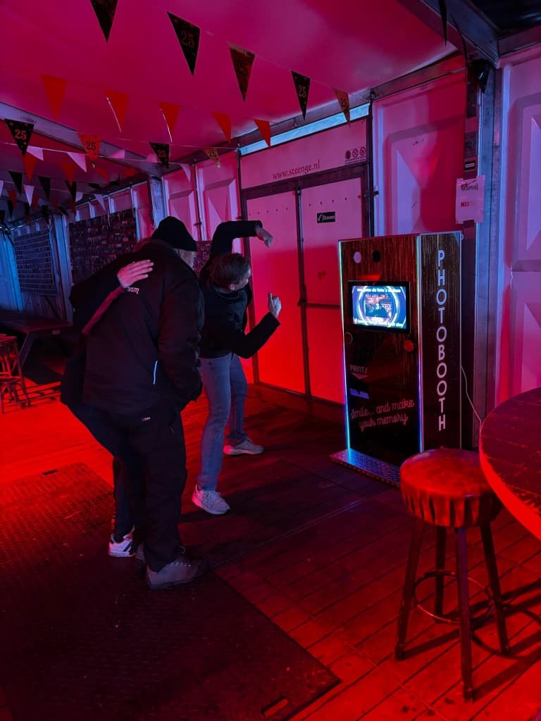 Groep poseert bij de photobooth op Oerrock