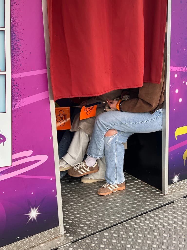 Gasten in de photobooth met rode gordijnen en feestvlaggen