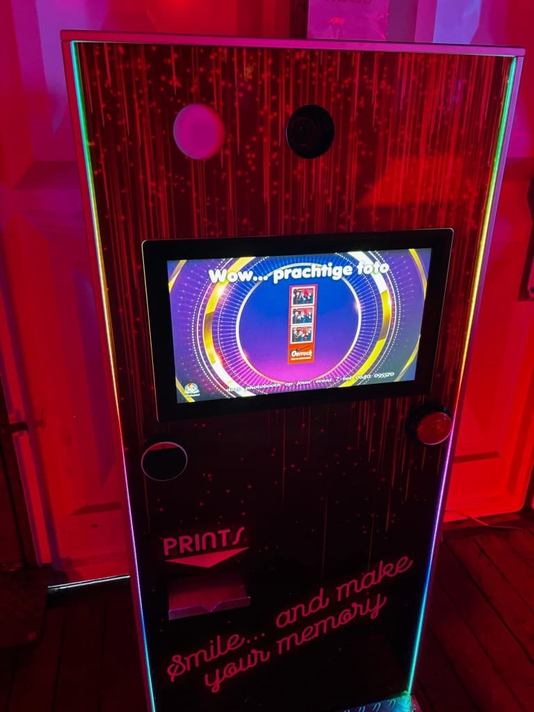 Photobooth kiosk op Oerrock met bedrukte fotostrips